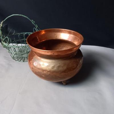 COPPER TEA KETTLE AND FOOTED BOWL, METAL BASKET & 2 OLD BOTTLES