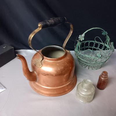 COPPER TEA KETTLE AND FOOTED BOWL, METAL BASKET & 2 OLD BOTTLES