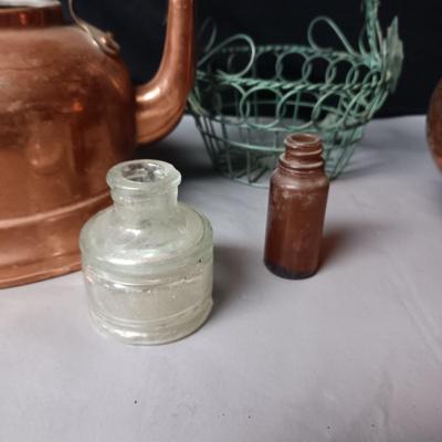 COPPER TEA KETTLE AND FOOTED BOWL, METAL BASKET & 2 OLD BOTTLES