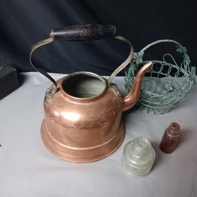 COPPER TEA KETTLE AND FOOTED BOWL, METAL BASKET & 2 OLD BOTTLES