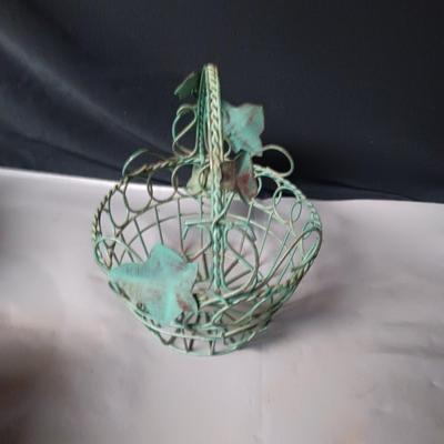 COPPER TEA KETTLE AND FOOTED BOWL, METAL BASKET & 2 OLD BOTTLES