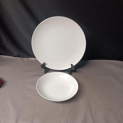 SET OF NORITAKE SAVOY DINNER PLATES, BOWLS AND SALAD PLATES