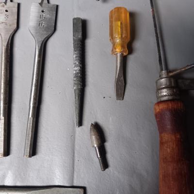 AN ASSORTMENT OF VINTAGE TOOLS