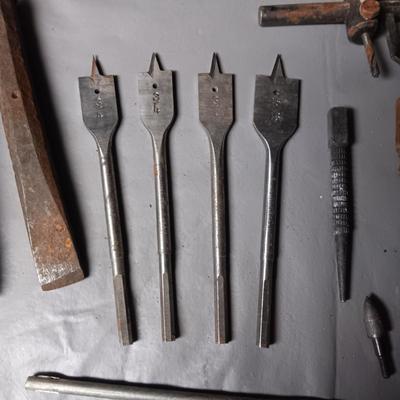 AN ASSORTMENT OF VINTAGE TOOLS
