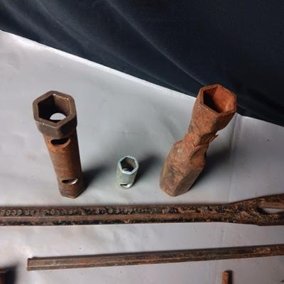 AN ASSORTMENT OF VINTAGE TOOLS