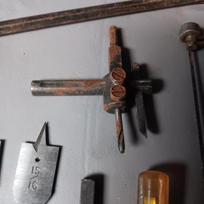 AN ASSORTMENT OF VINTAGE TOOLS