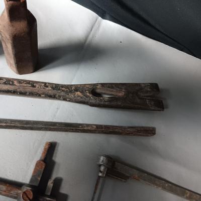 AN ASSORTMENT OF VINTAGE TOOLS