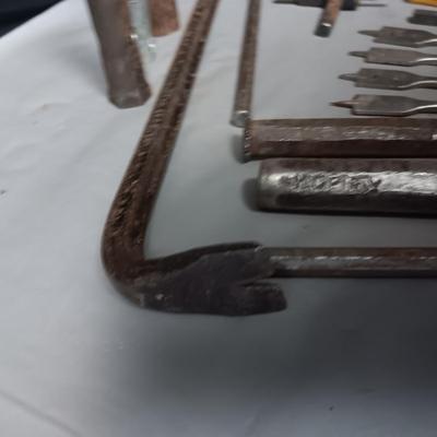 AN ASSORTMENT OF VINTAGE TOOLS