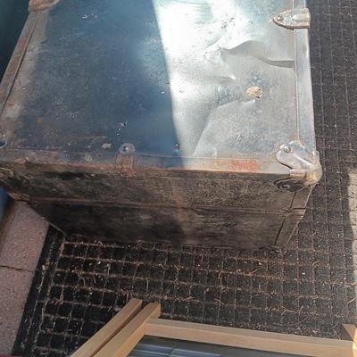 METAL MILITARY? FOOT LOCKER/TRUNK