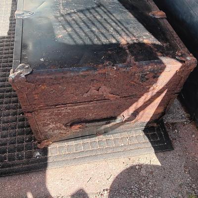 METAL MILITARY? FOOT LOCKER/TRUNK