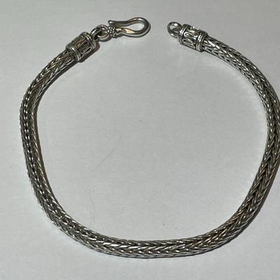 Vintage .925 Sterling Silver 8" Solid Weave Bracelet in Very Good Preowned Condition. (13.5 Grams TW).