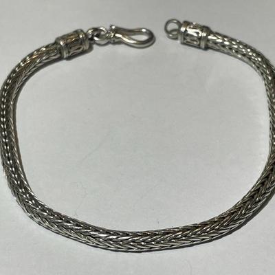 Vintage .925 Sterling Silver 8" Solid Weave Bracelet in Very Good Preowned Condition. (13.5 Grams TW).