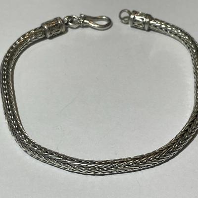 Vintage .925 Sterling Silver 8" Solid Weave Bracelet in Very Good Preowned Condition. (13.5 Grams TW).