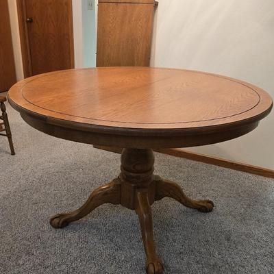 Beautiful Wood Dining Table & Chairs