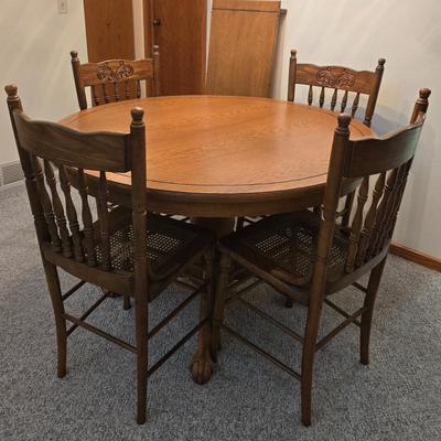 Beautiful Wood Dining Table & Chairs