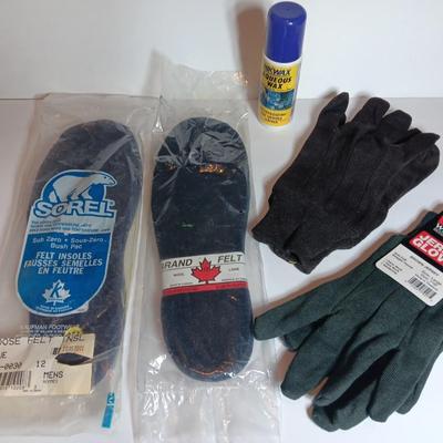Sorel liners loose felt size 12 Wool felt size 13 and new cotton gloves with a bottle of Niwax waterproofing.