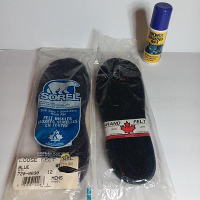 Sorel liners loose felt size 12 Wool felt size 13 and new cotton gloves with a bottle of Niwax waterproofing.