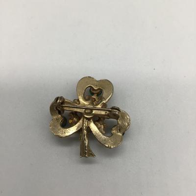 Four leaf cover pin