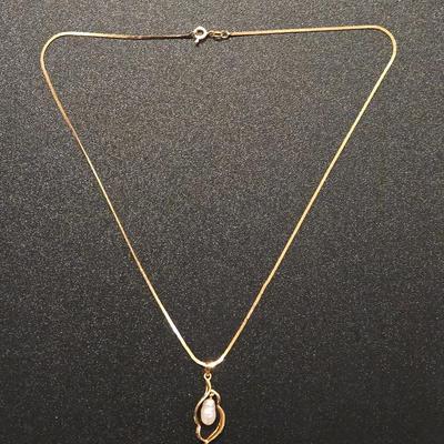 14kt. Gold Chain with Enlongated Pearl Pendant