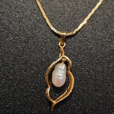 14kt. Gold Chain with Enlongated Pearl Pendant
