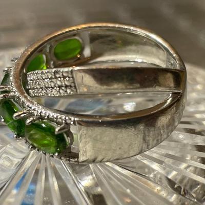 Vintage Estate Sterling Silver .925 Green Stone Ring Size 7 in Good Preowned Condition.