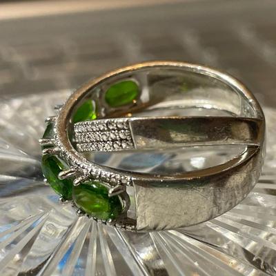 Vintage Estate Sterling Silver .925 Green Stone Ring Size 7 in Good Preowned Condition.