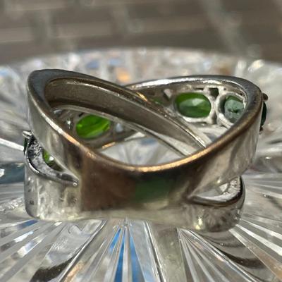 Vintage Estate Sterling Silver .925 Green Stone Ring Size 7 in Good Preowned Condition.