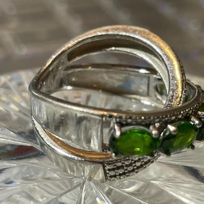 Vintage Estate Sterling Silver .925 Green Stone Ring Size 7 in Good Preowned Condition.