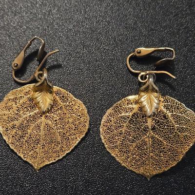 Gold Tone Leaf Necklace and Clip On Earrings
