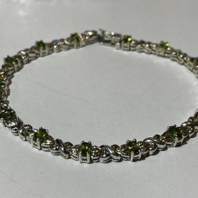 Vintage Estate .925 Sterling Silver Peridot Tennis Bracelet 7.5" Long in VG Preowned Condition as Pictured.