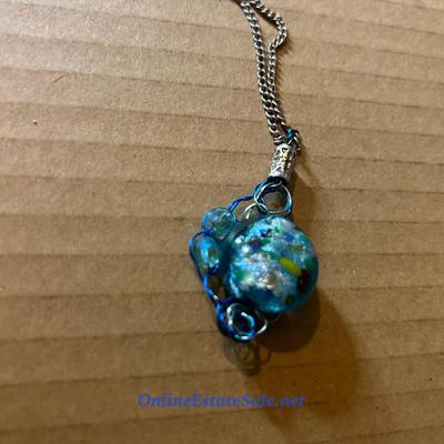 BLUE WIRE PENDANT NECKLACE