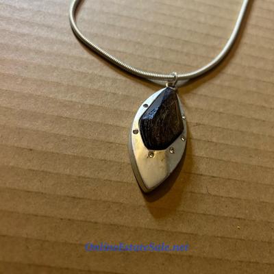 SILVER NECKLACE WITH PENDANT