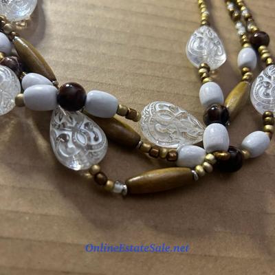 WHITE AND GOLD BEADED NECKLACE