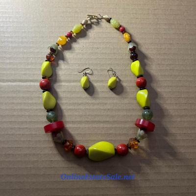 MULTICOLORED BEADED NECKLACE AND EARRINGS SET