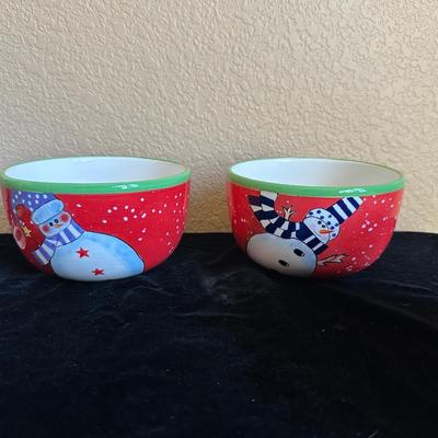 6 GLASS DRINKING TUMBLERS AND 4 FROSTY THE SNOWMAN BOWLS