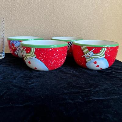 6 GLASS DRINKING TUMBLERS AND 4 FROSTY THE SNOWMAN BOWLS