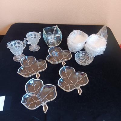 CREAM AND SUGAR SET, 7 GLASS BOWLS AND 4 GLASS LEAF PLATES