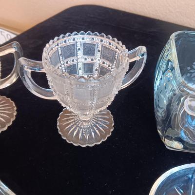 CREAM AND SUGAR SET, 7 GLASS BOWLS AND 4 GLASS LEAF PLATES