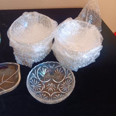 CREAM AND SUGAR SET, 7 GLASS BOWLS AND 4 GLASS LEAF PLATES