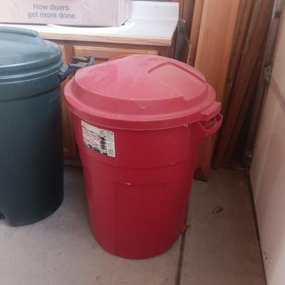 TWO 32 GALLON OUTDOOR GARBAGE CAN, 1 ON 2 WHEELS