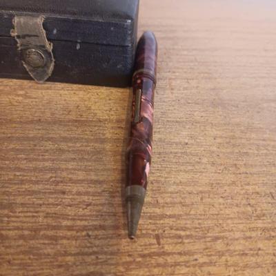 VINTAGE AND ANTIQUE COLLECTIBLES