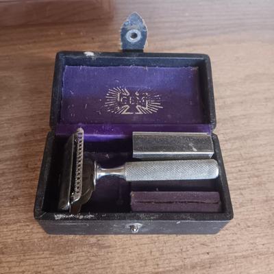 VINTAGE AND ANTIQUE COLLECTIBLES