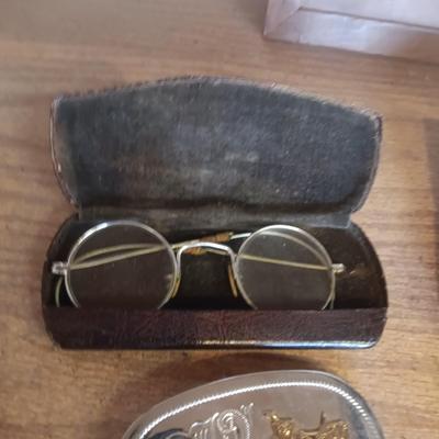 VINTAGE AND ANTIQUE COLLECTIBLES