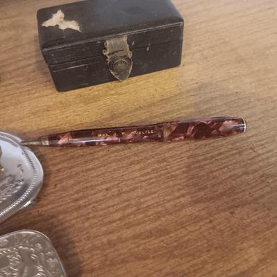 VINTAGE AND ANTIQUE COLLECTIBLES