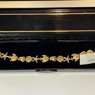 Vintage Never Worn 14K Starfish & Sand Dollar Bracelet 7" Weighing 7,5 Pennyweights as Pictured.