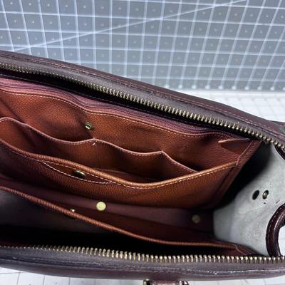 REAL! VINTAGE DOONEY BOURKE All-Weather-Leather, MADE IN AMERICA PURSE. Authentic! 