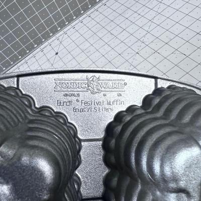 Nordic Ware Bunt Festival Muffin Pan, Like NEW