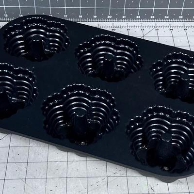 Nordic Ware Bunt Festival Muffin Pan, Like NEW