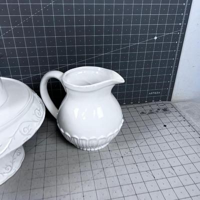 White - 2 Pitchers and a Cake Plate