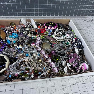 Tray of Mixed tray of Costume Jewelry